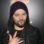 Bam Margera com capuz preto gesticula