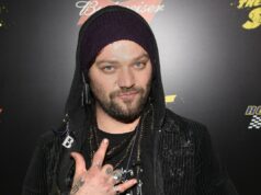 Bam Margera supostamente retornará para ‘Jackass 5’ Bam Margera com capuz preto gesticula