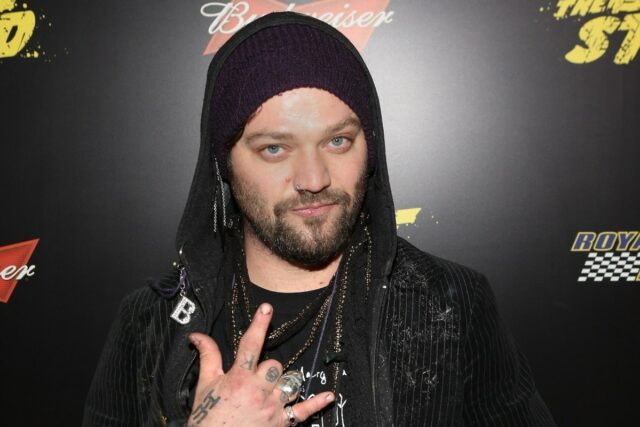 Bam Margera com capuz preto gesticula
