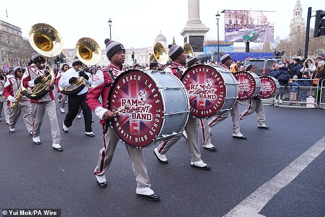 Bandas coloridas, acrobatas e carros alegóricos lotam o desfile anual Bandas marciais juntaram-se a acrobatas, dançarinos e dublês no desfile do Dia de Ano Novo em Londres