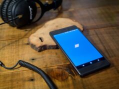 Bandcamp se posiciona contra a música AI, banindo-a da plataforma BANGKOK, THAILAND - 2018/05/18: The BandCamp application seen displayed on a Android Sony smartphone. (Photo by Guillaume Payen/SOPA Images/LightRocket via Getty Images)