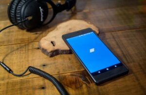 Bandcamp se posiciona contra a música AI, banindo-a da plataforma BANGKOK, THAILAND - 2018/05/18: The BandCamp application seen displayed on a Android Sony smartphone. (Photo by Guillaume Payen/SOPA Images/LightRocket via Getty Images)