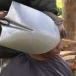 Barbeiro queniano que empunha uma pá afiada prospera com a febre da mídia social na África