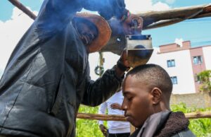 Barbeiro queniano que empunha uma pá afiada prospera com a febre da mídia social na África O barbeiro e criador de conteúdo viral Safari Martins demonstra um de seus métodos inventivos de barbear usando uma caixa de ferro enquanto prepara Ian Njenga em Kiambu, Quênia, quarta-feira, 26 de novembro de 2025. (AP Photo / Andrew Kasuku)