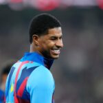 Imagem dividida de Marcus Rashford com jaqueta do Barcelona olhando para o lado e Harry Amass com uniforme do Sheffield Wednesday olhando para o lado.