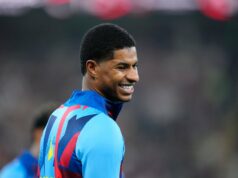 Barcelona decide sobre o futuro de Marcus Rashford em grande impulso para o Man Utd, negociações esperadas em breve Imagem dividida de Marcus Rashford com jaqueta do Barcelona olhando para o lado e Harry Amass com uniforme do Sheffield Wednesday olhando para o lado.