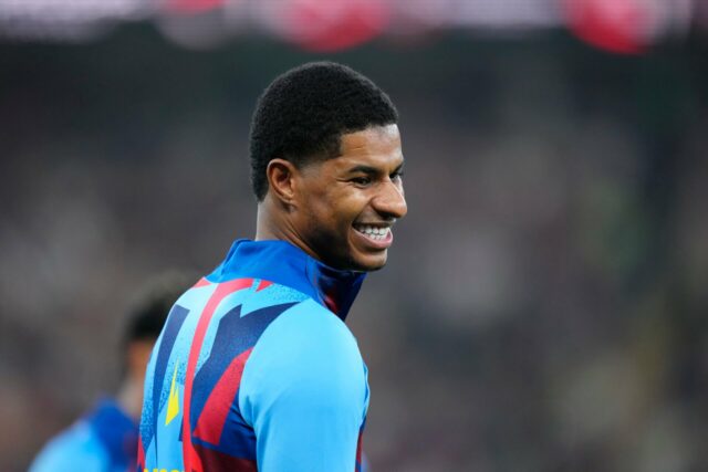 Imagem dividida de Marcus Rashford com jaqueta do Barcelona olhando para o lado e Harry Amass com uniforme do Sheffield Wednesday olhando para o lado.