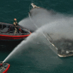Barco afunda depois de pegar fogo em Port Phillip Bay, em Victoria