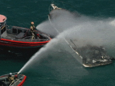 Barco afunda depois de pegar fogo em Port Phillip Bay, em Victoria Barco afunda depois de pegar fogo em Port Phillip Bay, em Victoria