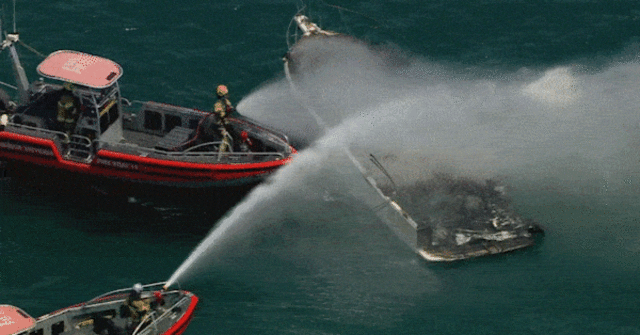 Barco afunda depois de pegar fogo em Port Phillip Bay, Barco afunda depois de pegar fogo em Port Phillip Bay, em Victoria