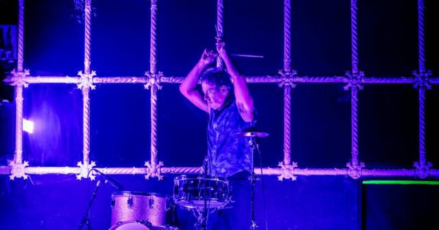 O baterista do Midnight Oil, Rob Hirst, se apresenta no 'Muppet Balcony' no Palais Theatre em St Kilda. A icônica banda de rock australiana tocou seu clássico álbum 10,9,8,7,6,5,4,3,2,1 na íntegra sob o banner 