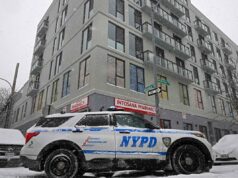 Bebê recém-nascido é encontrado morto no apartamento da mãe em Nova York, dizem fontes Um carro da polícia de Nova York estacionado em uma rua coberta de neve ao lado de um prédio com uma farmácia no térreo.