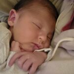 Cora nasceu três semanas antes, na véspera de Natal (Alicia Hardie/PA Wire)