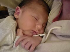 Bebês recém-nascidos com icterícia agora podem receber tratamento vital em casa Cora nasceu três semanas antes, na véspera de Natal (Alicia Hardie/PA Wire)