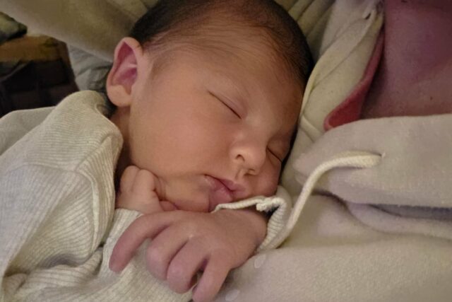 Cora nasceu três semanas antes, na véspera de Natal (Alicia Hardie/PA Wire)