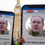 Ativistas protestando fora do Parlamento no mês passado, antes de um debate sobre a identificação digital
