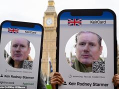 Bebês recém-nascidos poderiam receber identificação digital em uma expansão “profundamente sinistra” da controversa política trabalhista discutida em segredo pelos ministros Ativistas protestando fora do Parlamento no mês passado, antes de um debate sobre a identificação digital