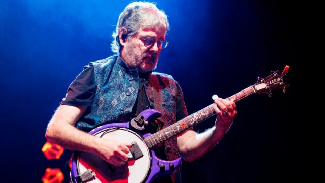Béla Fleck cancela apresentações no Kennedy Center após a reformulação Béla Fleck cancela apresentações no Kennedy Center após a reformulação da marca de Trump: 'Atuar lá se tornou carregado e político'