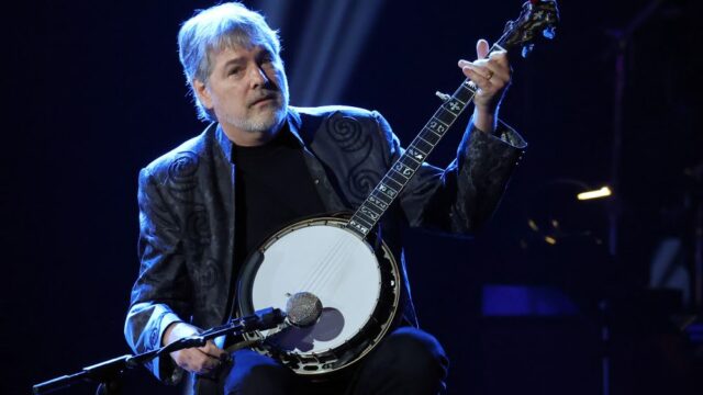 Béla Fleck se retira dos shows do Kennedy Center após mudança de nome de Trump: 'Atuar lá se tornou carregado e político'

