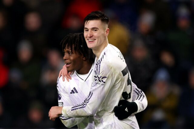 Chutes a gol de Benjamin Sesko contra Burnley em comparação com chutes a gol de Rasmus Hojlund na temporada 2024/25