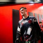 O técnico interino do Manchester United, Michael Carrick, aborda Patrick Dorgu do Manchester United após a partida da Premier League entre Manchester United e Manchester City em Old Trafford em 17 de janeiro de 2026