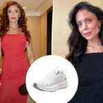 Um tênis atlético rosa claro com sola branca grossa.