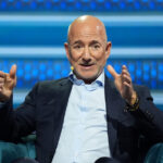 O fundador da Amazon, Jeff Bezos, à esquerda, e Kash Patel, indicado ao diretor do FBI, observam a 60ª posse presidencial na Rotunda do Capitólio dos EUA em Washington, segunda-feira, 20 de janeiro de 2025. (Chip Somodevilla/Pool Photo via AP)