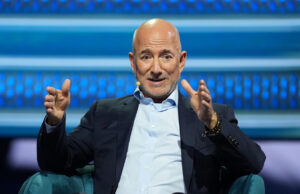 Bezos enfurece funcionários do Washington Post com silêncio após operação do FBI O fundador da Amazon, Jeff Bezos, à esquerda, e Kash Patel, indicado ao diretor do FBI, observam a 60ª posse presidencial na Rotunda do Capitólio dos EUA em Washington, segunda-feira, 20 de janeiro de 2025. (Chip Somodevilla/Pool Photo via AP)