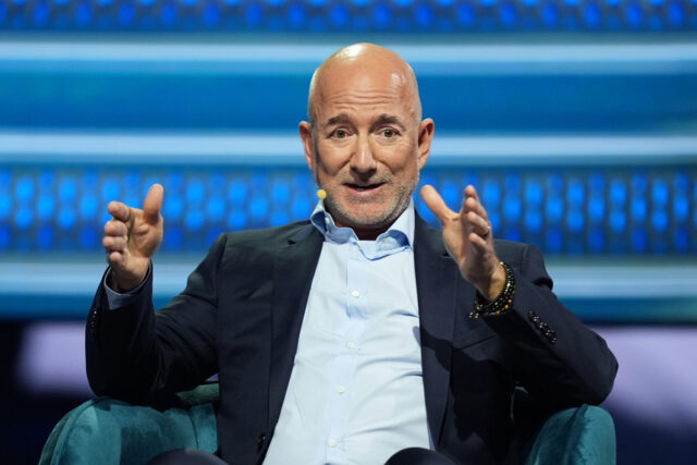 O fundador da Amazon, Jeff Bezos, à esquerda, e Kash Patel, indicado ao diretor do FBI, observam a 60ª posse presidencial na Rotunda do Capitólio dos EUA em Washington, segunda-feira, 20 de janeiro de 2025. (Chip Somodevilla/Pool Photo via AP)