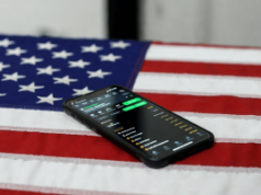 Bilhões em receitas fiscais seriam gerados pela expansão da legalização das apostas esportivas Bilhões de receitas fiscais seriam geradas se todos os estados legalizassem as apostas. Smartphone exibindo a interface de um aplicativo de apostas esportivas apoiada em uma bandeira americana, simbolizando as apostas esportivas online e sua regulamentação nos Estados Unidos.