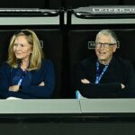 Bill Gates (2º a partir da direita) foi visto sorrindo ao lado da namorada Paula Hurd (à direita) no torneio de tênis do Aberto da Austrália em Melbourne, no sábado.