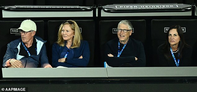 Bill Gates é todo sorrisos no Aberto da Austrália depois Bill Gates (2º a partir da direita) foi visto sorrindo ao lado da namorada Paula Hurd (à direita) no torneio de tênis do Aberto da Austrália em Melbourne, no sábado.