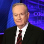 Bill O'Reilly de terno e gravata, olhando diretamente para a câmera.