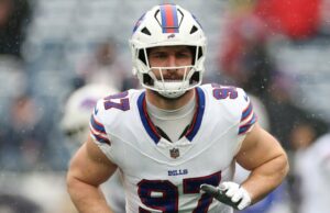 Bills Defensive End Joey Bosa bate capacete após derrota no playoff na prorrogação GettyImages-2256820427 Josh Allen começa a chorar após derrota nos playoffs