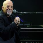 Billy Joel sobe ao palco com banda de tributo para duas músicas, apresentando-se publicamente pela primeira vez desde o diagnóstico de distúrbio cerebral