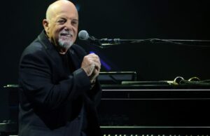 Billy Joel sobe ao palco com banda de tributo para duas músicas, apresentando-se publicamente pela primeira vez desde o diagnóstico de distúrbio cerebral Billy Joel sobe ao palco com banda de tributo para duas músicas, apresentando-se publicamente pela primeira vez desde o diagnóstico de distúrbio cerebral