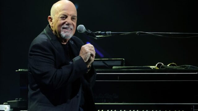 Billy Joel sobe ao palco com banda de tributo para duas músicas, apresentando-se publicamente pela primeira vez desde o diagnóstico de distúrbio cerebral
