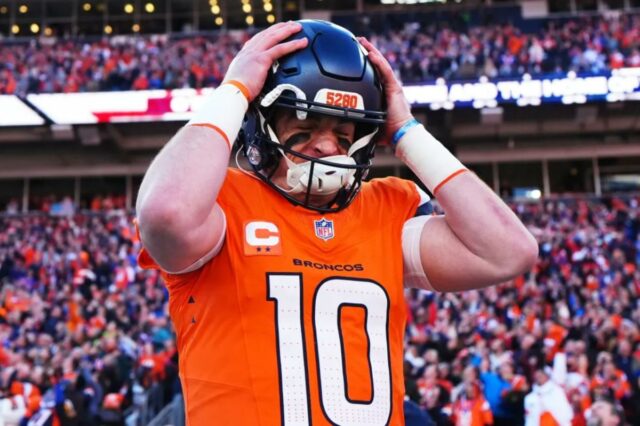 O quarterback do Denver Broncos, Bo Nix, vestindo uma camisa laranja com o número 10, colocando seu capacete com 