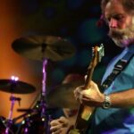 Bob Weir, membro fundador do Grateful Dead, morre aos 78 anos