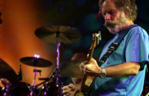 Bob Weir, membro fundador do Grateful Dead, morre aos 78 anos Bob Weir, membro fundador do Grateful Dead, morre aos 78 anos