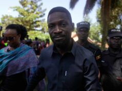 Bobi Wine, de Uganda, levado para local desconhecido em helicóptero do exército, diz partido Bobi Wine, de Uganda, levado para local desconhecido em helicóptero do exército, diz partido
