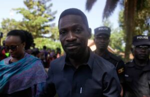 Bobi Wine, de Uganda, levado para local desconhecido em helicóptero do exército, diz partido Bobi Wine, de Uganda, levado para local desconhecido em helicóptero do exército, diz partido