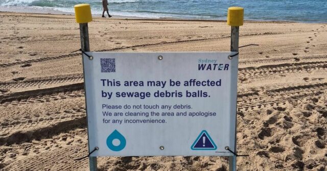 Mais bolas de detritos de esgoto foram parar nas praias de Sydney, perto de uma estação de tratamento de resíduos, após um fim de semana de fortes chuvas.