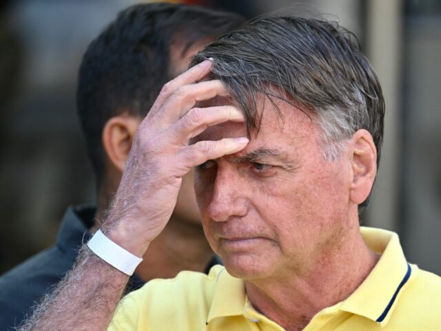 Bolsonaro negou visita ao hospital após bater a cabeça em Bolsonaro negou visita ao hospital após bater a cabeça em queda na prisão