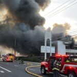 Bombeiros combatem incêndio de três alarmes em San Jose