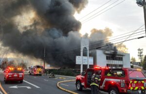 Bombeiros combatem incêndio de três alarmes em San Jose Bombeiros combatem incêndio de três alarmes em San Jose