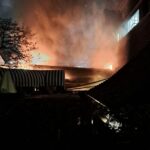 O céu estava iluminado de um laranja brilhante enquanto as chamas se alastravam no bar do jardim da cobertura, no topo de um prédio de escritórios de nove andares na High Street Kensington.