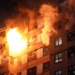 Bombeiros do FDNY combatem incêndio de 4 alarmes nos últimos andares de um apartamento no Bronx