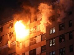 Bombeiros do FDNY combatem incêndio de 4 alarmes nos últimos andares de um apartamento no Bronx Bombeiros do FDNY combatem incêndio de 4 alarmes nos últimos andares de um apartamento no Bronx