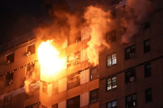 Bombeiros do FDNY combatem incêndio de 4 alarmes nos últimos andares de um apartamento no Bronx
